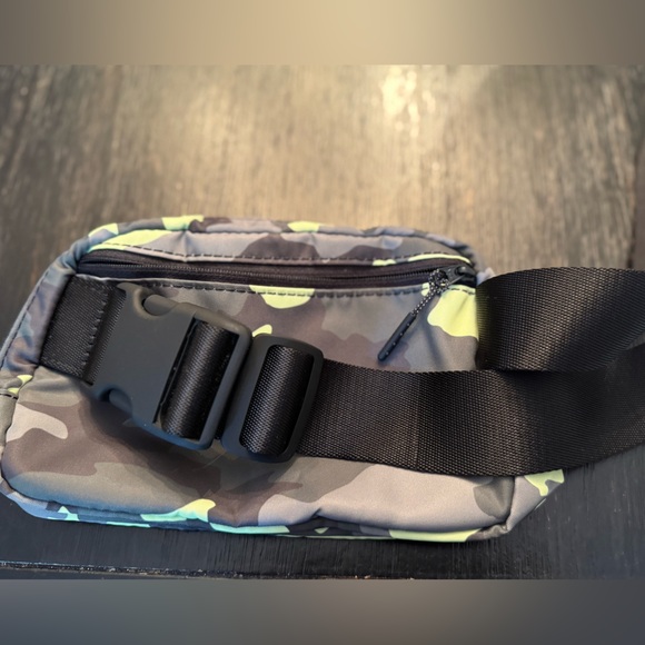 Lululemon Black & Neon Camo Everywhere Belt Bag - Picture 4 of 4